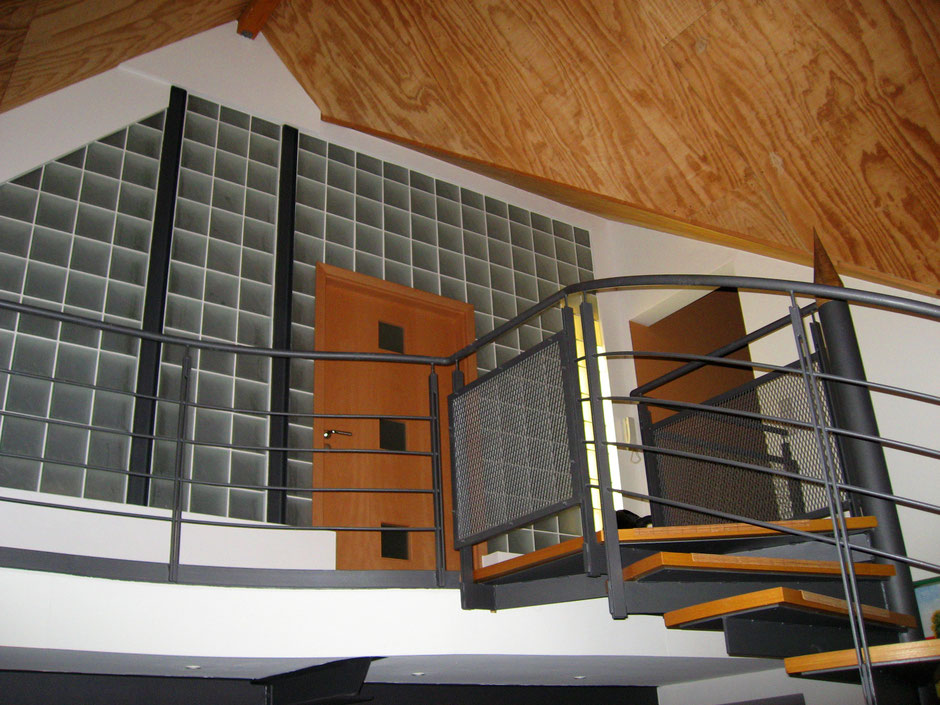 Innenausbau mit Treppe und Metallgeländer